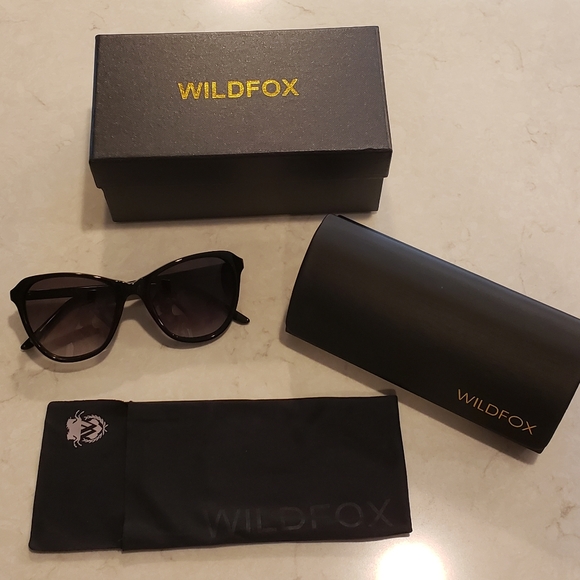 Wildfox Accessories - 💋 Wildfox Parker Sunglasses